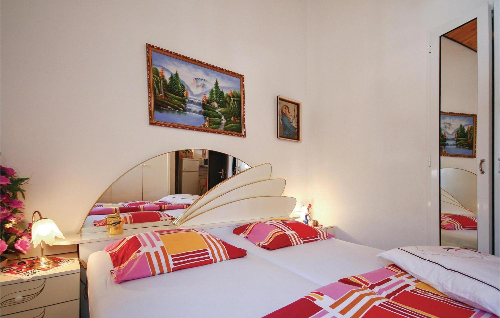 Beautiful In Cervar Porat With Kitchen