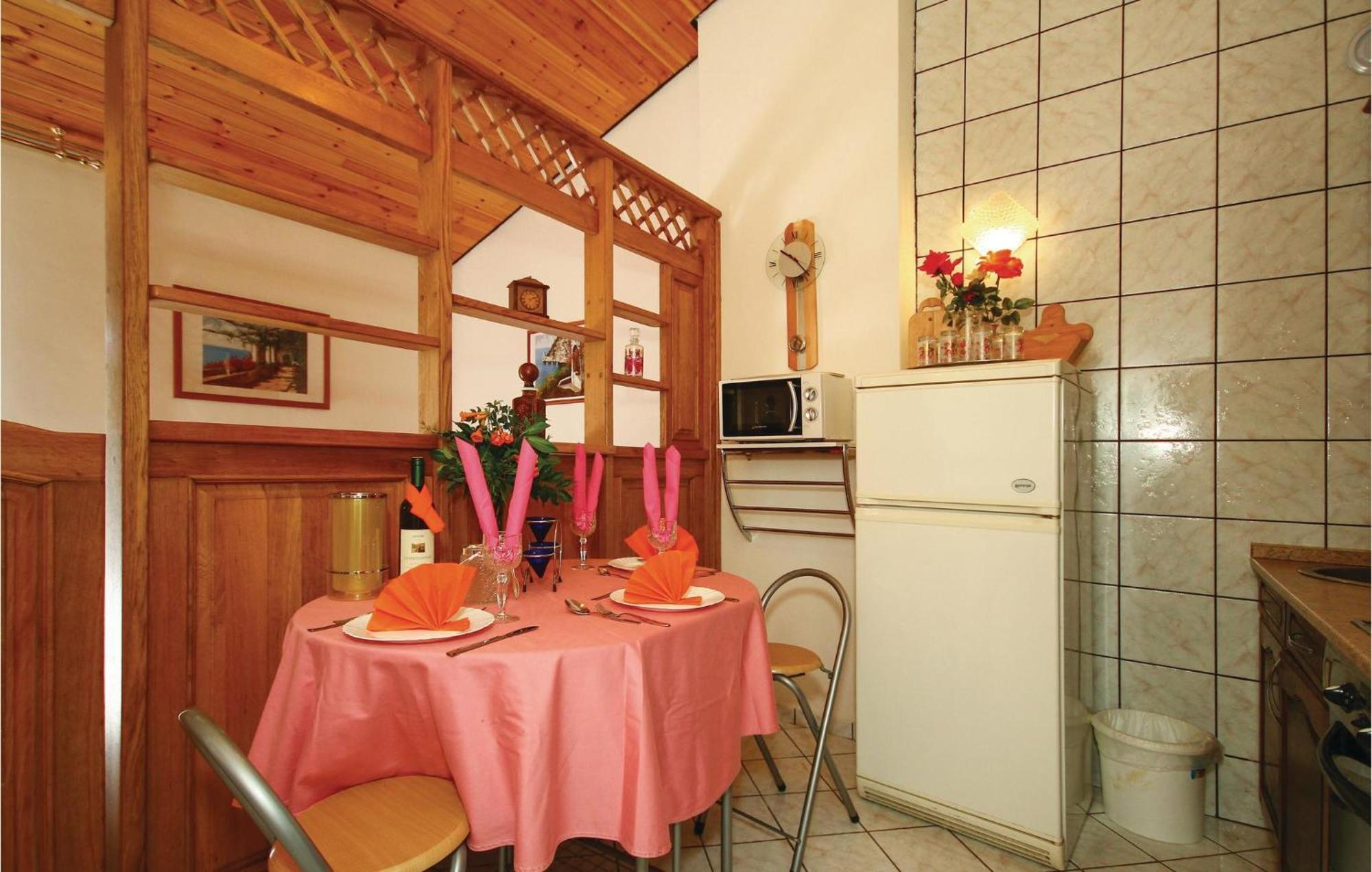 Ferienhaus Beautiful In Cervar Porat With Kitchen